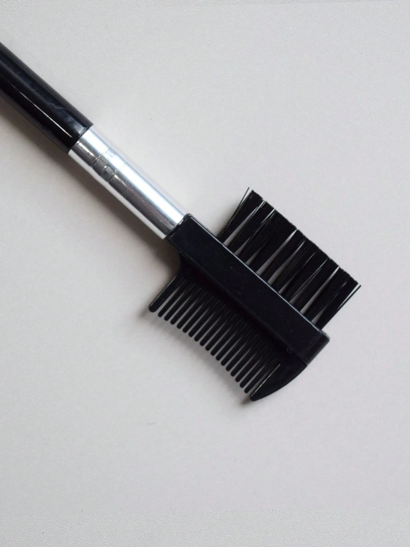 1pc Dual-Ended Makeup Brush With Eyebrow & Eyelash Comb, Portable Two-In-One Cosmetic Brush Tool