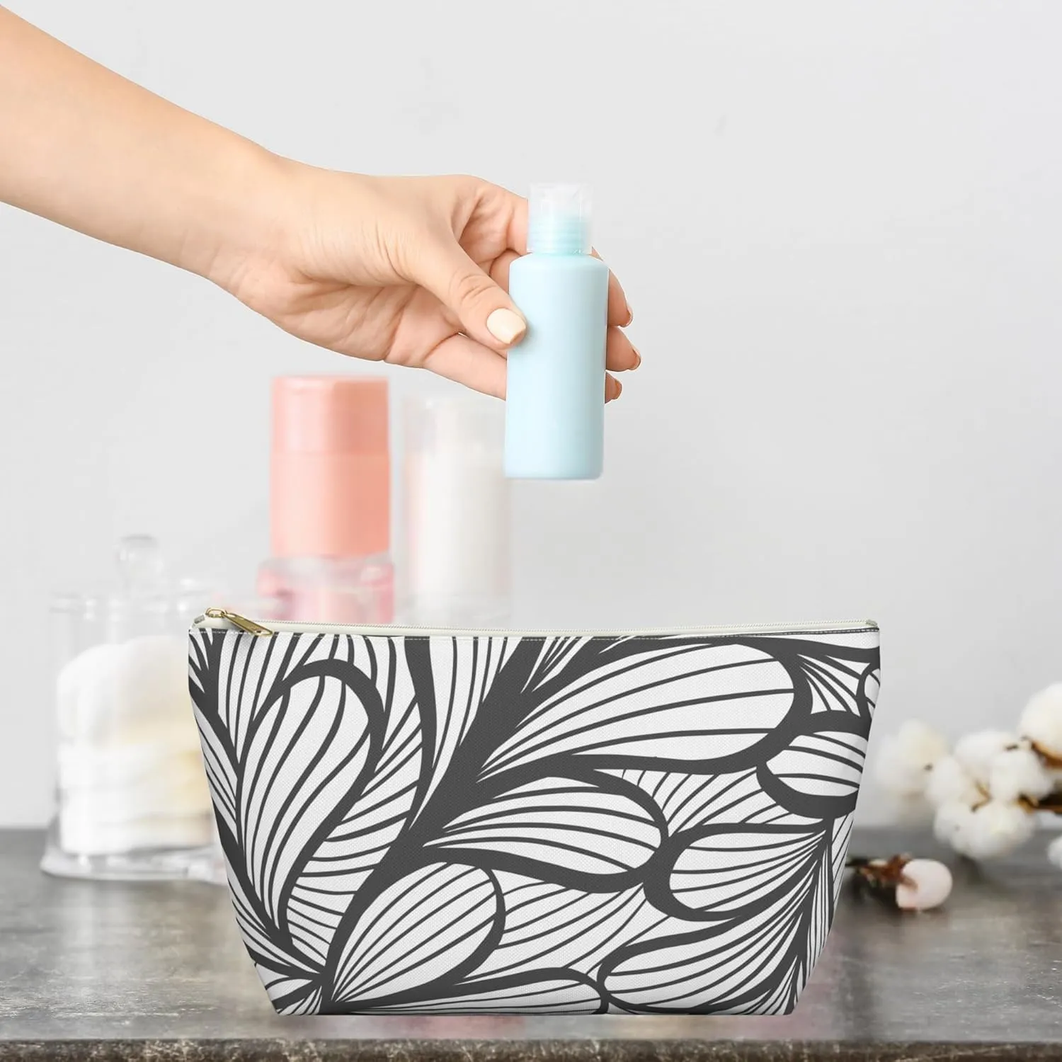 Makeup pouch,Accessory Pouch  Large Cosmetic Bag with Zipper  Travel Makeup Bag for Women  Minimalist Toiletry Organizer  Black & White Pencil Case (Floral outline, Small)